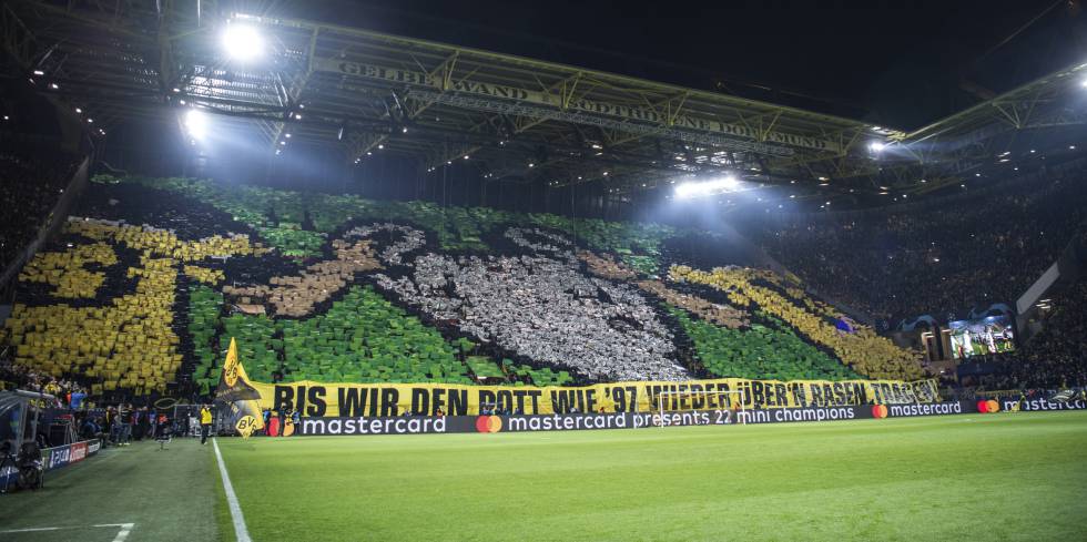 El trofeo de la Champions formado por los miles de aficionados de la Südtribune del Signal Iduna Park, el estadio del Borussia Dortmund.