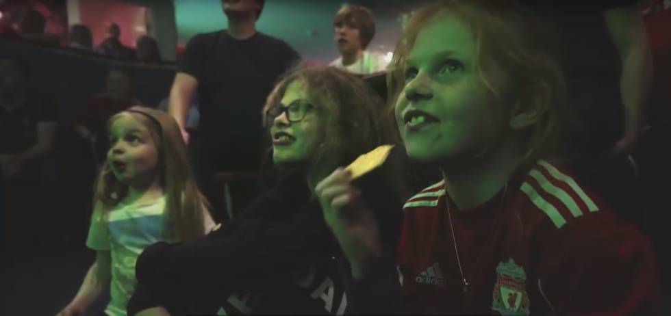 Familias reunidas para ver el Liverpool en el Hat-trick bar de la capital de Islas Feroe.