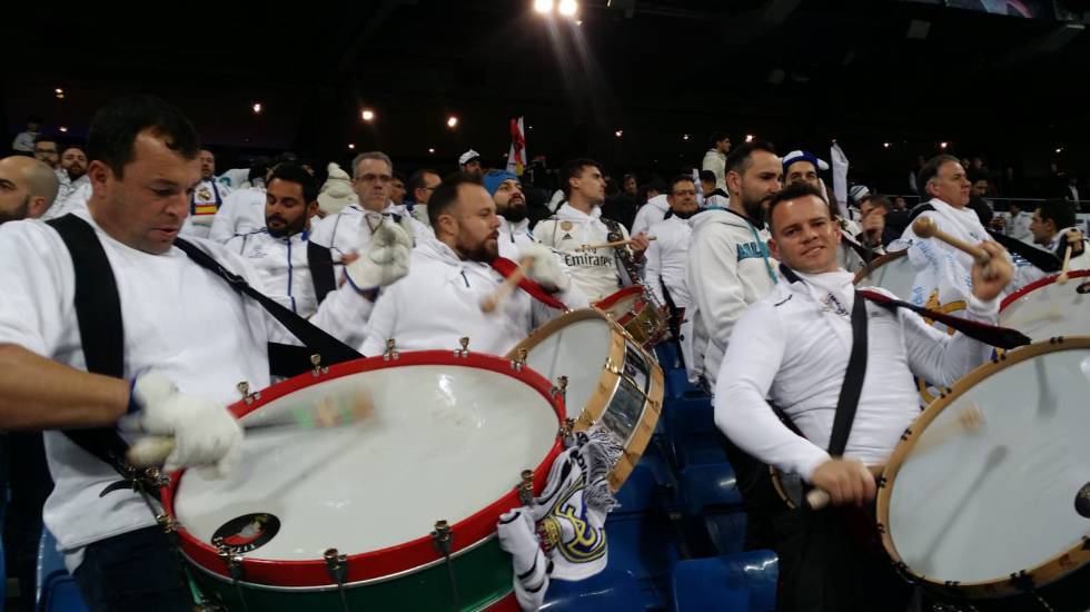 Tamborada en el Santiago Bernabéu de la sección de Hellín (Albacete) de la peña madridista La gran familia.