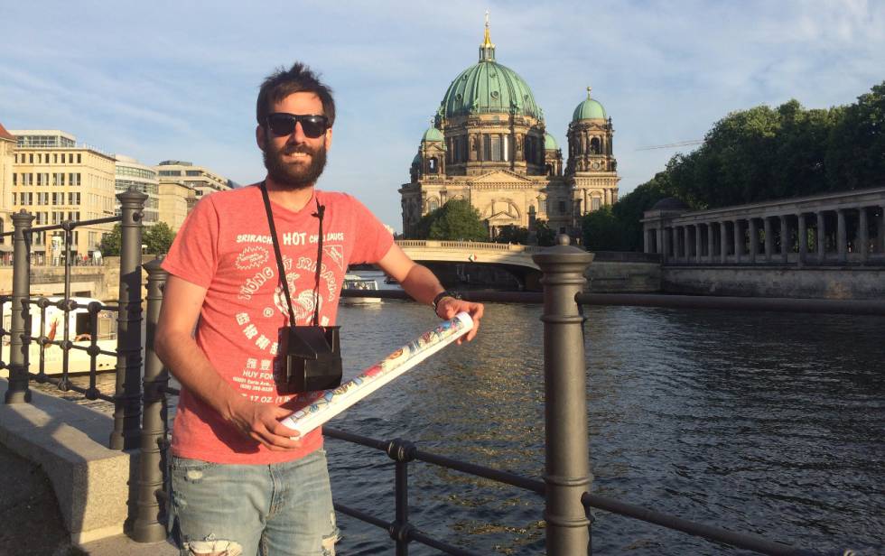 Antenor Chocano a su llegada a Berlín, ciudad donde se celebró la final de la competición de 2015.