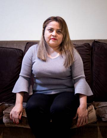 Martha posa en el sofá de su casa.