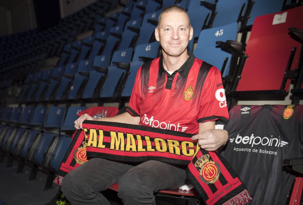 “Cuando vamos a Mallorca, mi mujer y mis hijas tienen una cosa segura: que vamos a ir a la tienda del equipo”, explica Edwin Smolders, holandés de 42 años y veraneante en las Baleares desde hace más de 20. Su idilio con el RCD Mallorca comienza en 1998, cuando el club bermellón disputó la final de la extinta Recopa de Europa frente al Lazio. “Desde entonces, sigo todos los partidos como puedo: a veces por la radio, otras veces por Twitter, otras en un bar”, explica Smolders, portero ‘amateur’ y fan del FC Den Bosch en su país natal. “Ahora estamos en La Liga 1|2|3 y es algo más complicado”. Coleccionista de camisetas y otros recuerdos –como una fiambrera con el escudo donde su hija guarda la merienda–, Smolders ha disfrutado en directo del RCD Mallorca cuando hacía la pretemporada en Holanda. Pero aún no ha podido cumplir su sueño: ver un partido en Son Moix. “Un año estuve a punto de ir, pero el día antes del encuentro enfermé”, recuerda. “No hay cosa en el mundo que quiera hacer más”.