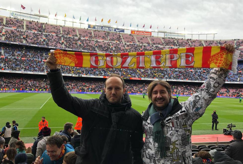 Ahmet Ekler, turco de 36 años, siempre ha sido un loco del fútbol. Cuando vivía en Goztepe, su ciudad natal, era hincha del equipo local, pero también seguía de cerca las andanzas del Barça. Ahora que vive en Barcelona disfruta en vivo del juego del club azulgrana. Asegura que lo que el equipo está viviendo actualmente es excepcional. “Messi es un jugador irrepetible, poder verlo en los partidos es, para mí, algo histórico”, comenta. Ahmet, que trabaja en el sector de la moda, acude a los partidos con algunos compatriotas que valoran todo lo bueno de esas dos Ligas. “En Turquía hay mucha pasión, pero la calidad del juego en España es única”, concluye.  En la foto: Ahmet (izquierda) con un amigo durante un partido del Barça.