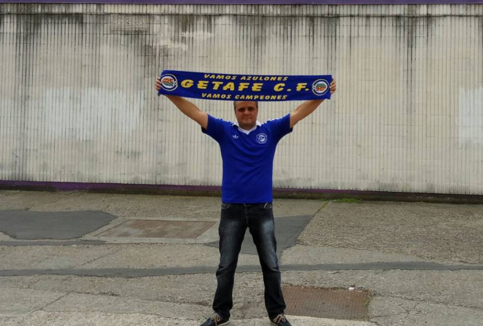 Antes de establecerse en Getafe, Kamen Aleksandrof, búlgaro de 44 años, era seguidor de un único equipo español, el Barça, como todos sus compatriotas. “Hristo Stoichkov era el héroe nacional que jugaba en España”, recuerda Kamen, que asegura que en su vida el fútbol es muy importante. Jugó durante 10 años en Varma, su ciudad natal y cuando se instaló en Getafe, en 2002, descubrió que había otros muchos equipos además del Barça, como el de la localidad del sur de Madrid. "Coincidió la llegada con el ascenso a la máxima categoría y hasta las mascotas llevaban la camiseta del Getafe", añade. En 2007 se hizo socio y poco después pertenecía a una peña, El Increíble Azul. Vive con pasión las vicisitudes del club, aunque no se olvida del fútbol búlgaro, que para él vive una época baja comparada con el nivel que tenía en los años noventa. No duda, sin embargo, que los equipos de su país, y su selección, volverán a brillar.