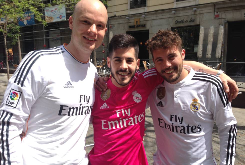 A Iván Sven Glasovac, croata de 34 años, la pasión por el Madrid le viene de largo. Desde que en su infancia tenía como vecino a Davor Suker en Osijek, la ciudad al este de Croacia de la que ambos son naturales. Eran los noventa, los años de gloria del jugador y el primer contacto de Iván con el equipo blanco. A los pocos años, Iván se marchó a vivir a Estados Unidos, lo que le separó bastante de su club favorito. "Buscaba la manera de ver los partidos del Madrid y de los equipos croatas. Me juntaba con grupos de aficionados para poder disfrutar de los encuentros". En 2009 volvió a Europa y en 2012 pidió a sus jefes trabajar en España. "El Real Madrid fue una de las razones", cuenta. Un año después consiguió su primer abono y en 2016 pudo hacerse socio del club. "Es uno de los grandes logros de mi vida, puro orgullo", asegura. No se pierde un partido. "Al organizar mi agenda tengo en cuenta los encuentros". A todos acude con un grupo de amigos, en el que desde hace tres años falta uno de sus compañeros más fieles. "Jacobo falleció en un accidente de tráfico ", recuerda con tristeza Iván, que ahora lleva al hermano pequeño de Jacobo.   En la foto: Ivan (izquierda) con Jacobo y otro de los amigos con los que acude al Santiago Bernabéu.