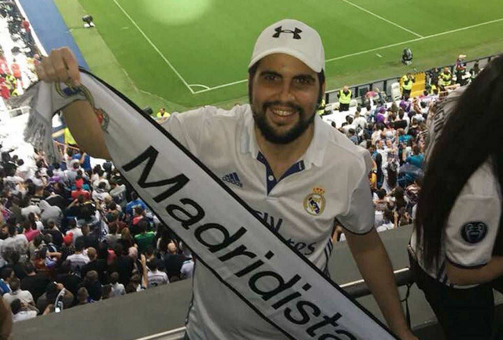 Hace 15 años, en Puerto Rico el fútbol era un deporte opacado por el béisbol y el baloncesto. Sin embargo, Carlos J. Balbás, puertorriqueño de 29 años, vivió desde pequeño con intensidad los logros del Real Madrid. Lo hizo gracias a su abuelo, un español emigrado al país centroamericano fanático del club blanco. “Yo veía los partidos con él. El primero del que me acuerdo es el de la volea de Zidane”, rememora. “Mi abuelo estaba bien nervioso y yo brincaba cada vez que él brincaba. Mi mamá no sabía lo que estaba pasando”. Años después, Balbás, que ha vivido varios años en Madrid, puede decir que ha presenciado grandes partidos en el Bernabéu, como El Clásico del año pasado. Hoy reside en Miami por motivos laborales. “Lo primero que hice fue buscar una peña aquí y ya he ido varias veces allí a ver los partidos. Y me meto en AS para seguir las noticias deportivas”, detalla. “No me pierdo un juego”.