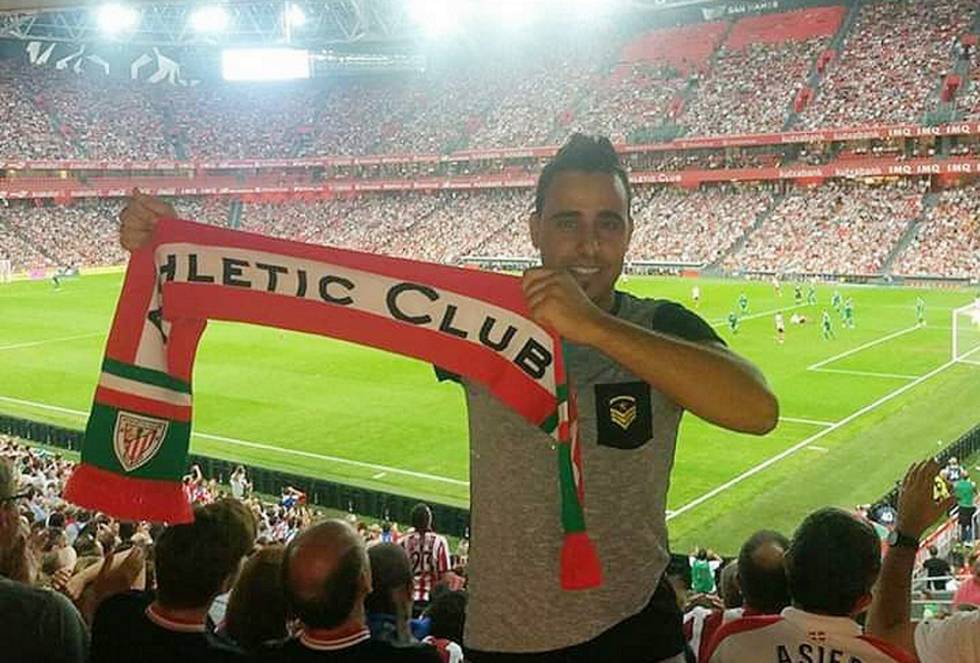 La pasión por el Athletic de Haji Ouali, nacido en Marruecos hace 25 años, sorprende gratamente a algunos. "¿Qué te trae por aquí?", le preguntan con humor cuando va a San Mamés. A muchos les llena de orgullo, se alegran de que los valores del equipo atraigan a personas que no han nacido allí. Haji se autodenomina "el moro vasco". La primera vez que oyó hablar del club fue en el año 2000, cuando su hermano se instaló en la ciudad. Él aún vivía en Errachidia, en el interior de Marruecos. "Ella me traía camisetas del equipo y me hablaba del club". Nueve años después se mudó a Bilbao y se estrenó en San Mamés. "Fue mi regalo de cumpleaños cuando hice 15 años", cuenta este educador musical que toca en Kebasque, una banda que mezcla música tradicional bereber con reggae y pop. Anteriormente fue cocinero e instalador de ‘wifi’. De su etapa en las cocinas, aprendió la receta de la tortilla española y la recupera para el bocadillo que se come durante los descansos de los partidos. Cada bocado le sabe a gloria porque Haji asegura que cuando va a San Mamés nunca ve perder a su equipo.