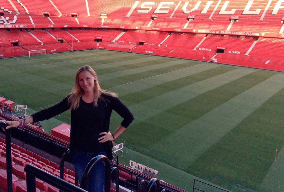 Malena Norman se mudó en 2011 desde su Malmoe natal, en Suecia, a Sevilla atraída por el clima y ambiente del sur de España. Pero también por los goles del Sevilla FC. Había descubierto la ciudad y el equipo en una visita en 2007 para ver a su hermana, que ya vivía en la capital hispalense. Acudieron al Ramón Sánchez-Pizjuán a ver un partido contra el Deportivo de La Coruña. Malena quedó impresionada por la experiencia. "Fue el año en el que falleció Antonio Puerta y pararon el partido en el minuto 16 para guardar silencio. Ver cómo 40.000 personas se callaron durante un minuto entero y que al acabar recuperasen el griterío y los cánticos se me metió en el alma", recuerda. Aquello hizo que siguiera al club de cerca y una vez instalada en Sevilla se hizo socia en 2014, algo que su hermana no había hecho. Malena empezó a ir sola al campo, pero no le importó porque hizo amigos rápidamente. De hecho, en su sector todos la conocen como la rubia. "Estoy en primera fila y se me ve fácilmente, incluso algunos amigos de Suecia me han llamado para contarme que me han visto por la televisión".