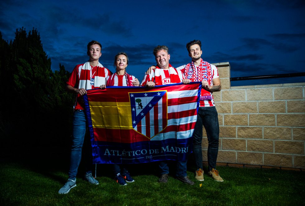 A Darek Klimas nunca le había llamado la atención el fútbol. Ni en su Polonia natal ni en Madrid, adonde se trasladó hace 26 años con su esposa. La cosa cambió cuando su socio en la empresa de publicidad en gran formato que regenta le invitó al Vicente Calderón, hace tres lustros. Quedó tan fascinado por la energía que se creó en el campo que empezó a acudir con su esposa y sus hijos, entonces de 2 y 7 años, cada vez que conseguía entradas. Hace dos años, con la inauguración del Wanda Metropolitano, el nuevo estadio del club, pudo hacerse con dos abonos. Ahora los cuatro miembros de la familia Klimas se turnan para acudir a los partidos. "Aunque yo voy siempre", apostilla. "Cada año la pasión es más fuerte, nos engancha más", afirma Darek, que destaca el respeto que hay en el fútbol español. "A veces en Polonia los hinchas pueden ser bastante violentos", concluye.  rnEn la foto: (de izquierda a derecha). Kacper Klimas, Gosia Klimas, Darek Klimas y Mateusz Klimasrn