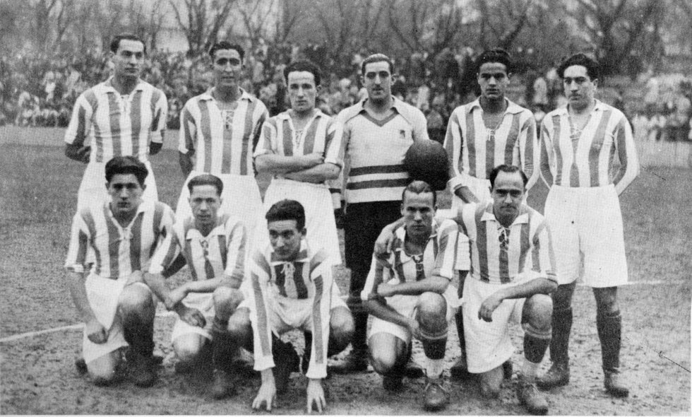 10 de febrero de 1929. El primer derbi (de cualquier territorio) de la historia de LaLiga se jugó en Atotxa hace casi 90 años. El primer goleador fue el donostiarra Paco Bienzobas (minuto 30), que esa temporada obtendría el primer trofeo Pichichi al máximo anotador de la categoría. Empató Luis Bergareche en el 43'. Bergareche fue después director de la Vuelta a España desde 1955 hasta 1978, cuando la organizaba el periódico ‘El Correo’. En la foto, el once de la Real en aquel partido. Bienzobas está abajo, el segundo por la derecha.