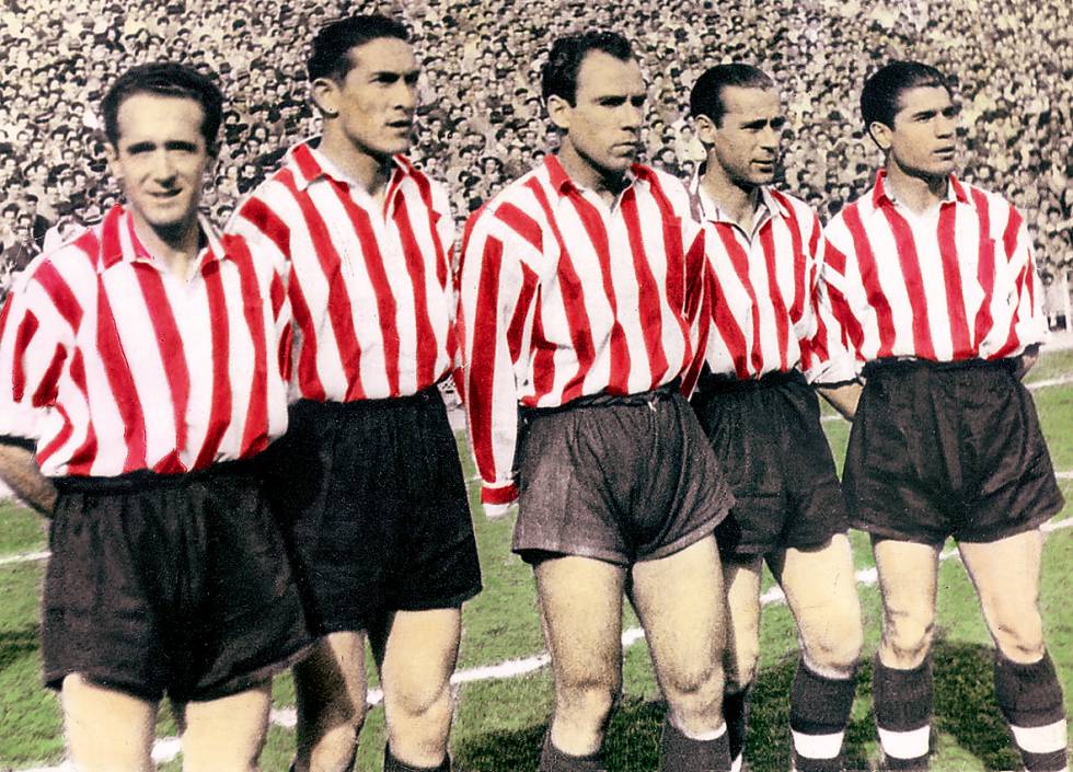 El derbi con mayor número de goles de la historia se jugó el 4 de marzo de 1951 en San Mamés. 7-1 y un protagonista claro: Pedro Telmo Zarraonandia Montoya, 'Zarra'. Consiguió cinco de los siete goles. Zarra es el máximo anotador en la historia de los derbis vascos en Liga, con 14 tantos. Lideraba la delantera mítica del Athletic, que completaban (de izquierda a derecha en la foto, con Zarra en el centro) Iriondo, Venancio, Panizo y Gainza. Su figura define al delantero clásico: batallador, inteligente y con un remate de cabeza imparable. Su legado en los derbis (y en la historia de los leones) es inalcanzable. Pese a la goleada, la Real acabó el campeonato por encima del Athletic.