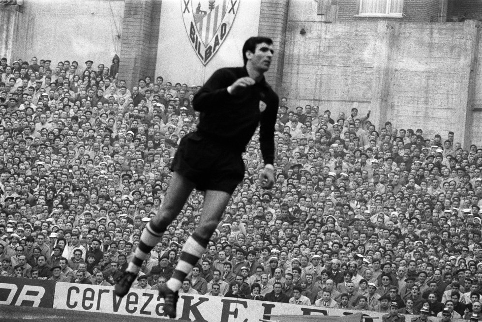 El Txopo es el mejor portero de la historia del Athletic. Pese a ser guipuzcoano y de Zarautz, muy cerca de San Sebastián, su corazón siempre fue rojiblanco. Empezó a destacar siendo jugador del Basconia. El Athletic tuvo que pagar un millón de pesetas por su fichaje. Es el jugador con más partidos disputados con la camiseta bilbaina, 614. A pesar de ser uno de los mayores mitos del Athletic, su registro en los derbis ligueros es desfavorable: 13 derrotas, cinco victorias y tres empates contra la Real.