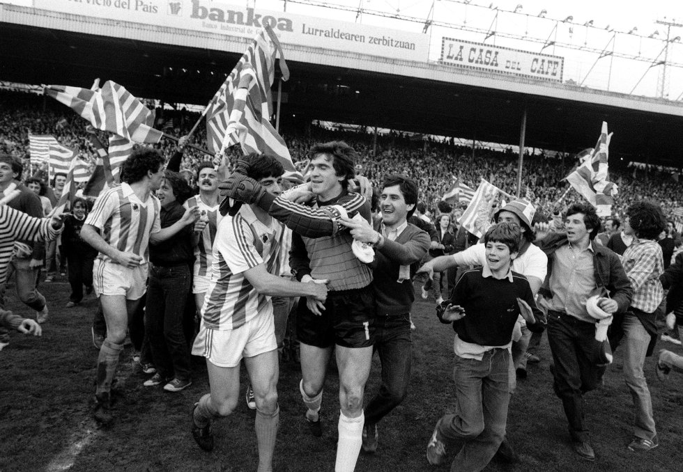 Luis Arconada alargó el mito de los porteros vascos en su equipo y en la Selección española. Coincidió con los últimos años de Iribar. La primera vez que jugaron un derbi entre ellos fue el 28 de marzo de 1976 (ganó la Real, 3-2), y la última, el 15 de septiembre de 1979 (Athletic 0, Real 1). Se enfrentaron siete veces, con cinco victorias de la Real y dos del Athletic. Arconada estaba bajo los palos de Atotxa el día que la Real se proclamó campeón por segunda vez consecutiva, al ganar al Athletic por 2 a 1. En la fotografía aparece rodeado de los seguidores donostiarras que saltaron al campo al final de aquel partido. Arconada se retiró en 1989, a los 35 años, tras 15 temporadas defendiendo la meta 'txuriurdin'. Su fidelidad y seguridad bajo los palos fue el origen de uno de los más míticos cánticos de Atotxa: “¡No pasa nada, tenemos a Arconada!”.