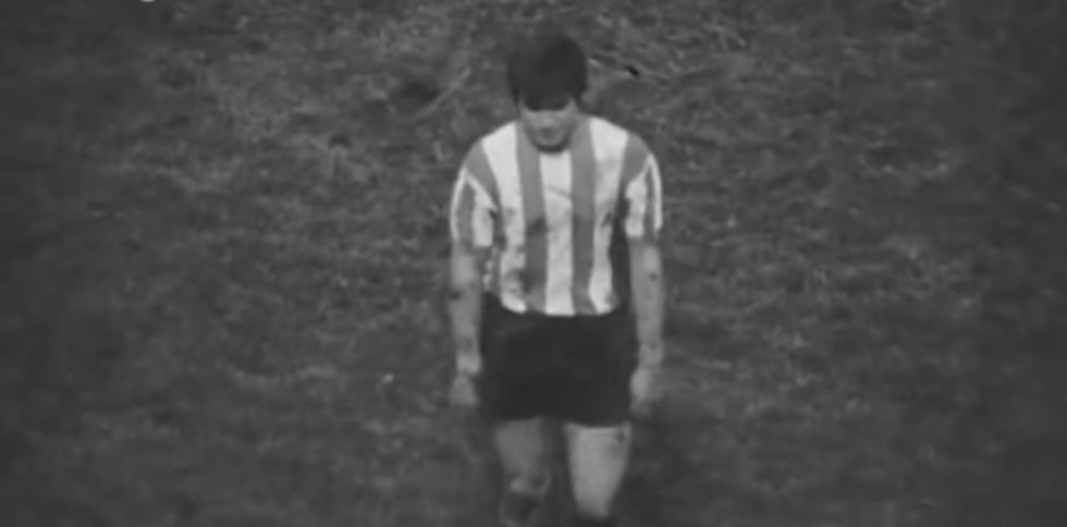El Athletic era el líder de Primera División en la temporada 1969-70 y necesitaba solo un punto en las dos últimas salidas del campeonato para ganar la que hubiese sido su séptima Liga. Perdió 2-0 en el barrizal de Atotxa, en lo que la voz del No-Do definió como “partido típico norteño, de pases largos y poco gambeteo”. Además, sufrió la expulsión de Arieta II y Rojo I, que fueron sancionados y no pudieron jugar en Valencia, donde el Athletic volvió a perder. El Atlético de Madrid se alzó con el título liguero aquel año.