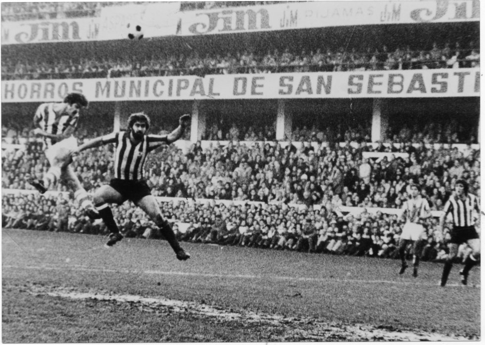 La victoria de la Real en San Mamés a falta de cuatro jornadas para acabar la temporada 198081, con dos goles del navarro Jesús Mari Satrustegui, allanó el camino hacia el primer título liguero de la Real Sociedad. Satrustegui es el máximo goleador de la historia de la Real, y también el jugador ‘txuriurdin’ que más goles le ha asestado al Athletic en competición liguera: 13. Como Zarra, Satrus (a la izquierda de la imagen, rematando un balón) fue un delantero centro a la antigua usanza. Sus goles marcaron una época en San Sebastián hasta que su carrera se vio truncada por una lesión de menisco y ligamento cruzado, en 1982.