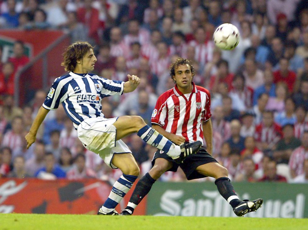 El último derbi en la historia del viejo campo de Atotxa (1993) se saldó con victoria de la Real y un gol de Bittor Alkiza, hijo del entonces presidente de la Real. Dos años más tarde, Alkiza jugaría ese mismo derbi pero con la camiseta del Athletic. Durante los años 90 crecieron los traspasos de una entidad a otra. 14 jugadores han disputado derbis vistiendo las camisetas de los dos equipos: Antonio Aldonza, Bittor Alkiza, David Billabona, Joseba Etxeberria, Igor Gabilondo, Iñigo Martínez, Jon Andoni Goikoetxea, Andoni Imaz, Rafa Iriondo, Luciano Iturrino, Mikel Lasa, Loren, Uralde y Urra. Solo Rafa Iriondo (6 goles con el Athletic y 1 gol con la Real Sociedad) y Pello Uralde (8 con la Real Sociedad y 1 con el Athletic) han conseguido marcar con ambos equipos.