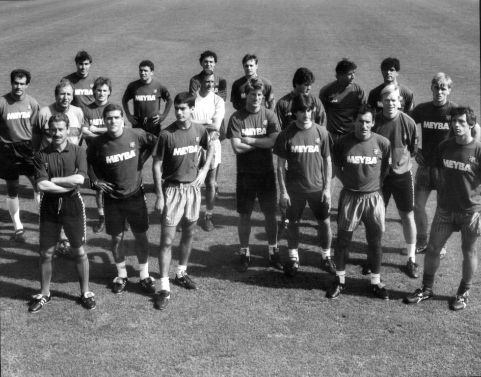 En la temporada 198788 la Real consiguió su mayor goleada a domicilio en un derbi vasco. Loren, Begiristain (2) y Bakero marcaron para el equipo que dirigía John Toshack. El éxito de las dos canteras vascas durante los 80 no pasó desapercibido. En los años venideros nacería la leyenda del ‘Dream Team’ de Cruyff. Su núcleo estaba formado por jugadores vascos, hasta el punto de que algunos medios comenzaron a llamar al FC Barcelona "Euskalona". En la imagen, Begiristain (en primer término, segundo por la derecha) junto a Zubizarreta, Salinas, Bakero, Alexanco o Jon Andoni Goikoetxea (este último navarro, aunque llegó de la Real) y otros integrantes de aquel Barça en 1992, con Cruyff en el centro.