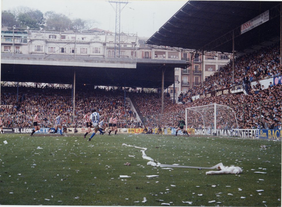 En el último partido del campeonato 198182, la Real se jugaba su segunda liga en casa ante el Athletic. La victoria por 2-1, con goles de Zamora y López Ufarte –marcó Sarabia para el Athletic–, le dio el segundo título liguero consecutivo a la Real. Atotxa estalló al final del partido. El sueño se repetía. El gol de López Ufarte (en la imagen con el 11 a la espalda) culminaba la trayectoria de una generación irrepetible: Arconada, ‘Bixio’ Górriz, Zamora, Larrañaga, Satrustegui, Periko Alonso… Todos a las órdenes de Alberto Ormaetxea, el técncico que llevó a la Real a alzar sus dos Ligas consecutivas.