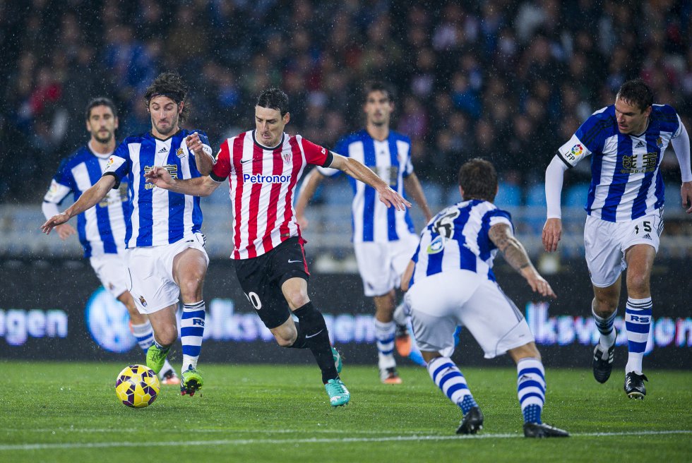 Aritz Aduriz, con cinco goles, es el máximo anotador en los derbis que sigue en activo. El delantero rojiblanco es duda para el derbi del viernes por lesión. A sus 37 años, el donostiarra criado en el Antiguoko (el gran club de formación de San Sebastián, de donde han salido innumerables jugadores rojiblancos y txuriurdines) arrastra problemas musculares que pueden aplazar su 14º derbi hasta la segunda vuelta. El Athletic no ha perdido ningún duelo con la Real si Aduriz consigue hacer gol.