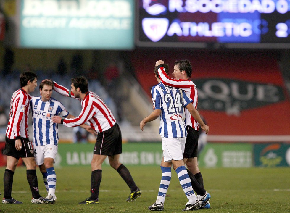 Los que posiblemente han sido los peores años para ambos equipos llegaron con el nuevo milenio. En la temporada 200607 la Real y el Athletic se movían peligrosamente por la zona baja de la clasificación. En el derbi de Anoeta el equipo rojiblanco fue superior y ganó con dos goles del guipuzcoano Andoni Iraola y un penalti detenido por el portero de los leones, Dani Aranzubia. Es la única pena máxima errada por Xabi Prieto en toda su carrera deportiva. Ese año descendió la Real a Segunda División. En la fotografía (de izquierda a derecha), los rojiblancos Iraola, Sarriegi y Gabilondo (exjugador de la Real), consuelan a López Rekarte y Xabi Prieto.