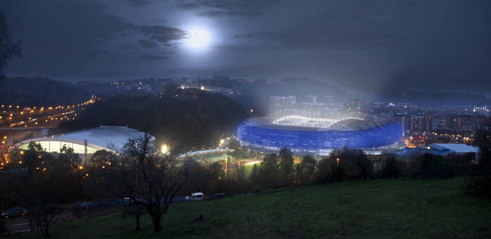 El estadio de la Real Sociedad, situado justo a 100 kilómetros de carretera de San Mamés, es el último ejemplo de la modernización de los campos de LaLiga. Después de un verano de profundas reformas, las puertas de Anoeta volvieron a abrir el pasado 15 de septiembre. Las pistas de atletismo ya no están. Los jugadores notan por fin el calor de la grada, situada a solo ocho metros del césped. Anoeta se renueva por dentro y por fuera para convertirse en un espacio innovador y atractivo para cualquier aficionado 'txuriurdin'. El derbi vasco por excelencia volverá el próximo 3 de febrero a San Sebastián, a un estadio mejor, con mayor capacidad y con una nueva piel azul que muestre con orgullo los colores de los donostiarras.