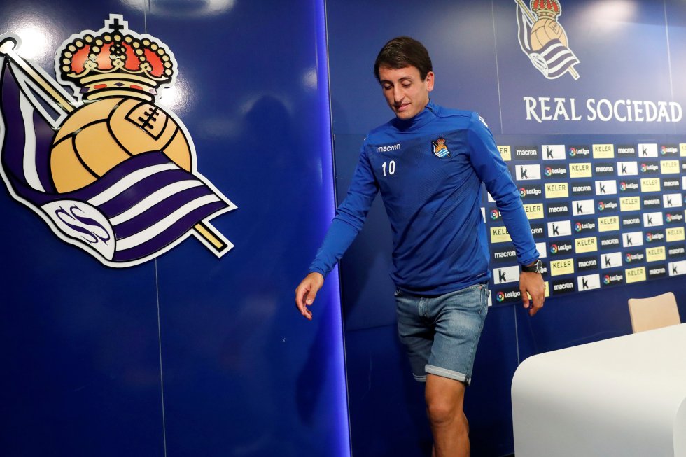 Mikel Oyarzabal, eibarrés formado en Zubieta desde los 14 años, es la última perla de la cantera ‘txuriurdin’. La Real cuenta en su primera plantilla con 14 jugadores formados en su seno. Tras varios años de rumores que incluso apuntaban al eterno rival, Oyarzabal renovó en agosto por la Real y heredó el ‘10’ de Xabi Prieto. El viernes tratará de liderar a los suyos en San Mamés. Athletic y Real Sociedad vuelven a cruzarse en un derbi con casi 90 años de historia. Un derbi eterno.