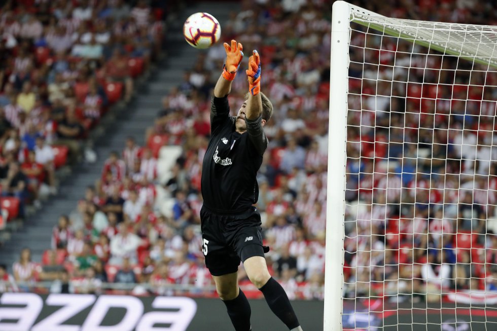 Uno de los héroes del Athletic de esta temporada es sin duda el vitoriano Unai Simón. La portería de San Mamés, tras un verano agitado en el que Kepa terminó marchándose rumbo a Londres, tiene nuevo dueño. Las actuaciones de Unai han hecho olvidar a Arrizabalaga y confirman que Lezama (de donde han salido los tres últimos porteros de la Selección sub-21) sigue siendo una cantera productiva. 21 de los 27 jugadores de la primera plantilla han pasado, al menos, por el filial bilbaíno. Simón, en el Athletic desde los 14 años, vivirá el viernes su primer derbi absoluto.
