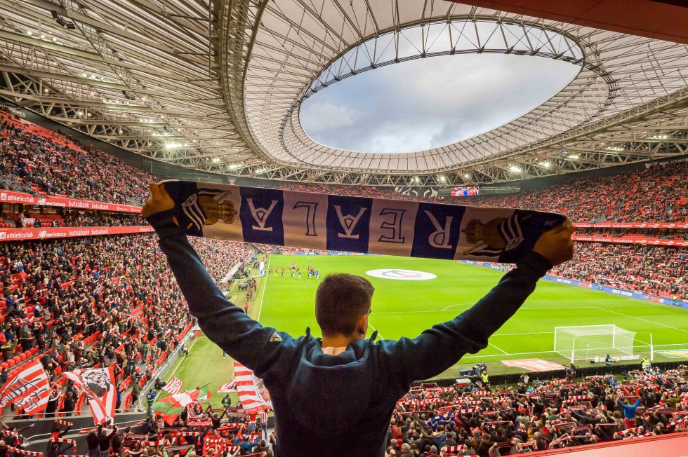 El del viernes volverá a ser un derbi intenso y con garra en el terreno de juego, con un ambiente único. La calle del Licenciado Poza o la alameda del Doctor Areilza son testigos del buen clima entre las aficiones ‘zurigorri’ y ‘txuriurdin’, que se mezclan de camino al estadio hasta la grada.