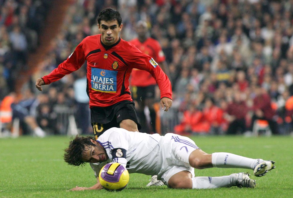 Ariel 'El Caño' Ibagaza llegó procedente del Lanús a un Mallorca que plantaba cara a los grandes en 1998 y ganó dos títulos en cinco años: una Supercopa de España y una Copa del Rey. Su zurda endiablada lo llevó al Atlético de Madrid y al Villareal. Ha pasado doce años, casi toda su carrera, en España. En la fotografía, Ibagaza regatea al delantero del Real Madrid Raúl González.