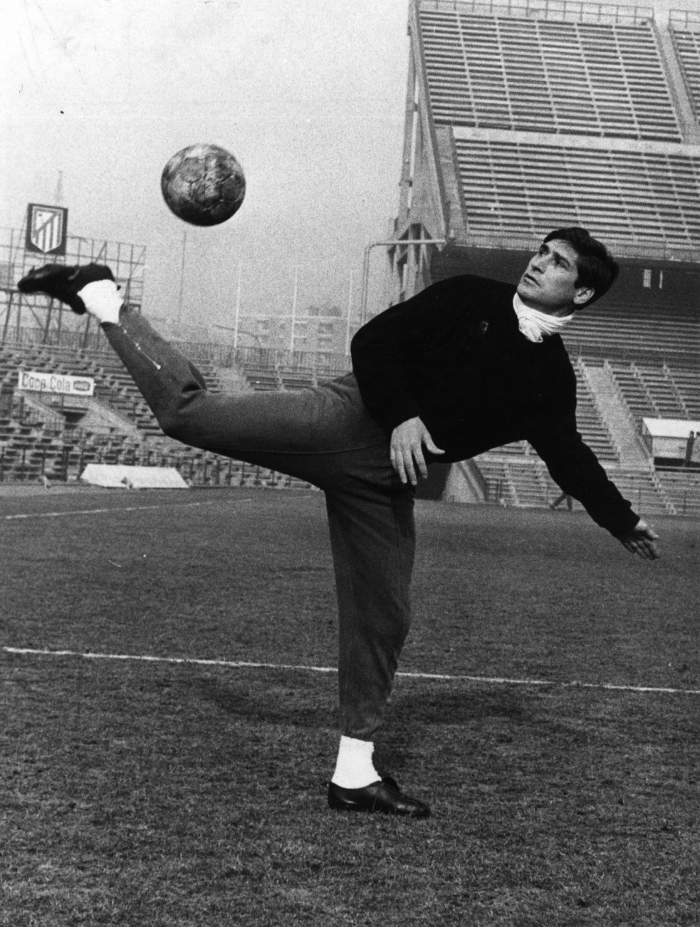 Jorge Griffa estuvo 10 años en el Atlético de Madrid (1959-1969) y consiguió tres Copas del Rey y un título liguero. Su figura fraguó una década de grandes éxitos rojiblancos. Griffa fue, hasta 2011, el futbolista extranjero que más encuentros había disputado en el conjunto rojiblanco. El colombiano Luis Amaranto Perea superó su cifra de 203 partidos. En la foto, el argentino exhibe su capacidad para hacer malabares con la pelota en un entrenamiento.