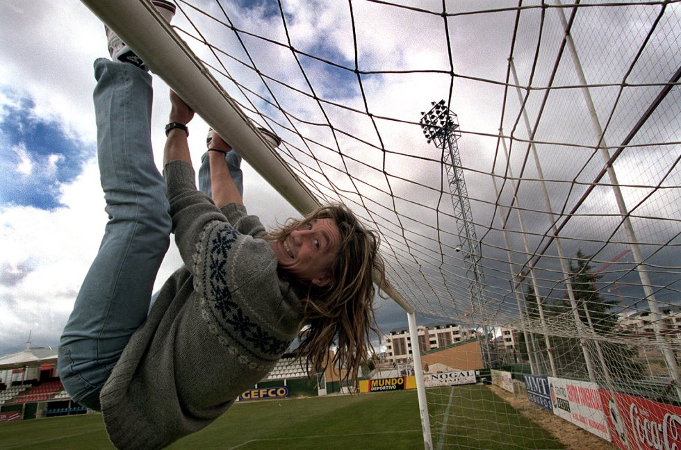 Germán Adrián Ramón 'El Mono' Burgos jugó en el Atlético 76 partidos entre 2001 y 2004. Se convirtió en ídolo por haber estado de pie en el momento más difícil de la historia reciente del club: el descenso. Volvió, literalmente, de las alcantarillas en el anuncio que promocionaba la vuelta a Primera División. Ahora es asistente de Diego Pablo Simeone en el banquillo rojiblanco. En la imagen, El Mono cuelga del larguero de la portería de los campos de entrenamiento del Atlético de Madrid.