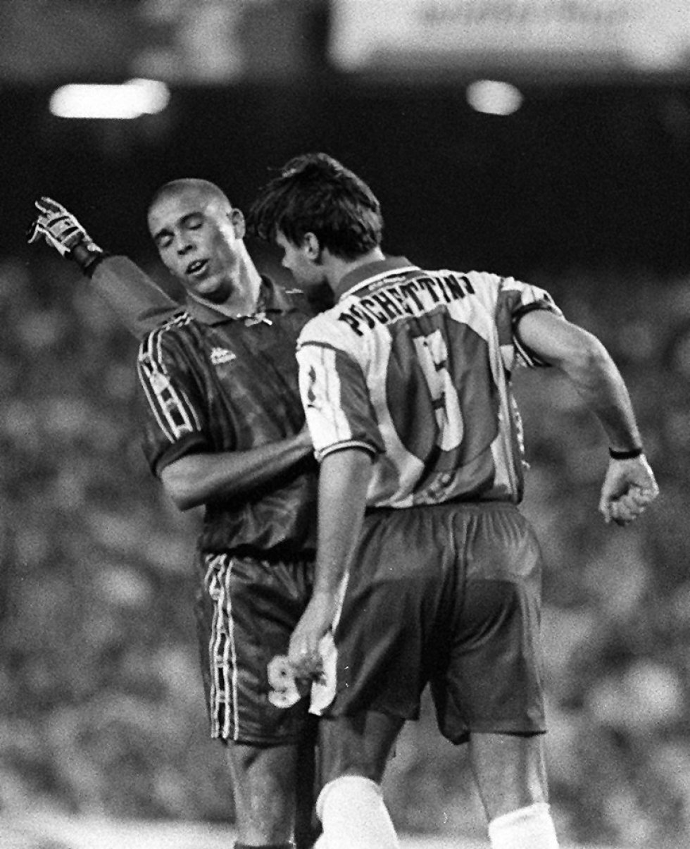 'El sheriff de Murphy', tal como era conocido, por una población cercana a Buenos Aires, es el extranjero que más partidos ha disputado en el Espanyol (301). Ganó dos Copas del Rey en 2000 y 2006 y anotó 14 goles. Regresó al club como entrenador en 2009 y permaneció en el cargo hasta 2012. En la imagen, Mauricio Pochettino, del Espanyol, se enfrenta a Ronaldo en un derbi catalán.