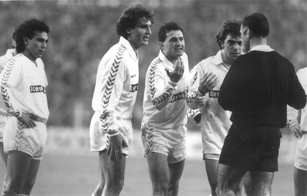 'El Cabezón', apodo que se granjeó el central rosarino, llegó al Real Madrid tres años después de ser campeón del mundo con Argentina. Disputó 31 partidos y ganó la competición liguera de 1989-1990. "Cuando me fichó el Logroñés, pasé por el Bernabéu y le dije a quienes estaban conmigo que yo iba a jugar en ese club", dijo. En la foto, Óscar Ruggeri protesta una acción al árbitro, junto a Hugo Sánchez, Camacho y Sanchís.