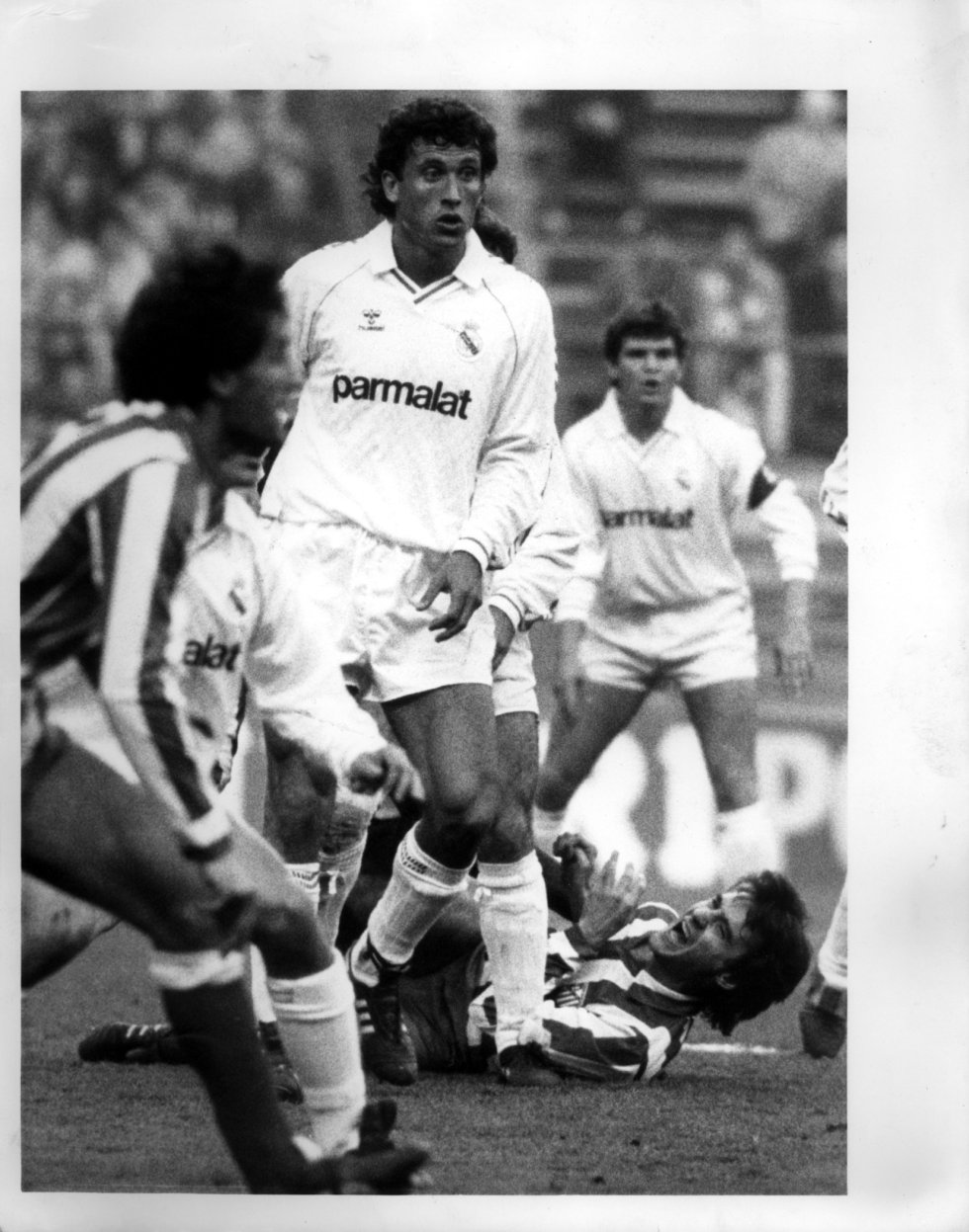 Jorge Valdano llegó al Real Madrid en 1984 y disputó 112 partidos hasta 1988. Marcó 40 goles y se consagró campeón liguero en dos oportunidades, además de alzar dos Europa League y una Copa del Rey. En 1994, regresó al club como entrenador y ganó otra Liga. Él fue quien, sacando del campo al ídolo Butragueño, dio la alternativa a Raúl. De 2000 a 2004 fue director deportivo del equipo blanco. Jugó también en el Alavés y en el Zaragoza; y dirigió al Tenerife y al Valencia. Sigue ligado al mundo del fútbol, como comentarista y articulista, y sigue también establecido en España. En la imagen, el delantero argentino, en un partido contra el Atlético de Madrid.