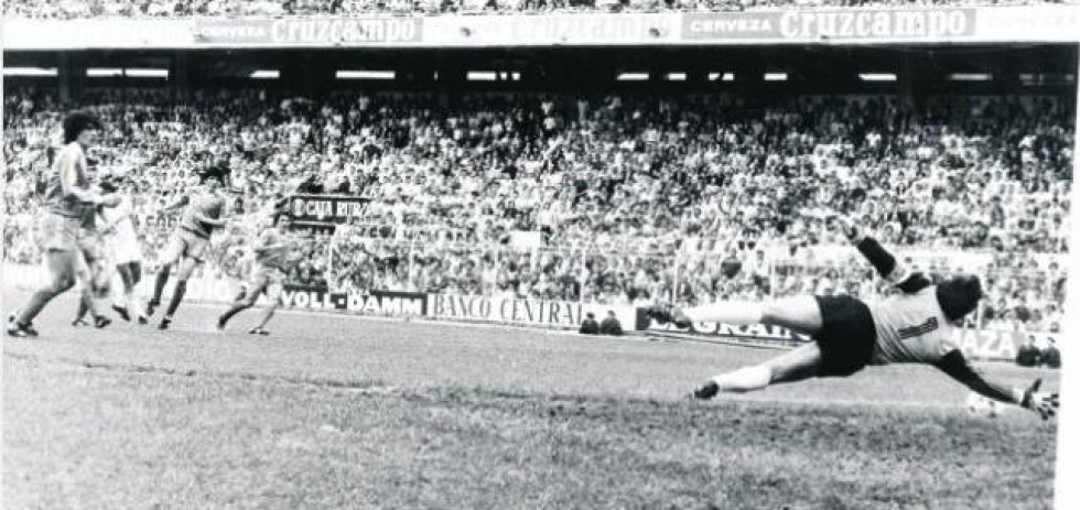 Daniel Bertoni jugó 57 partidos y anotó 24 dianas en el Sevilla. En la imagen, uno de los dos goles que Daniel Bertoni marcó ante la Real Sociedad de Arconada en la temporada 1979-1980. Acabó así con la racha de 38 partidos invicto del conjunto donostiarra y dejó el título en bandeja de plata para el Real Madrid. Tras su paso por Sevilla desarrolló el resto de su carrera en Italia.