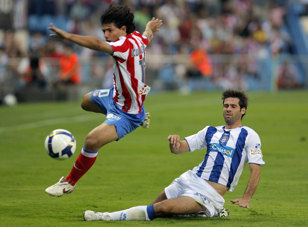 Agüero disputó 234 partidos, marcó 101 goles y dio 40 asistencias en cinco temporadas en el Atlético de Madrid. Criado en el Independiente de Avellaneda, llegó al club español en 2006, con solo 18 años. De hecho, su apodo proviene de una serie de dibujos animados japonesa que veía. Fue campeón de una Europa League y de una Supercopa de Europa. En 2008, el Atlético, con él como goleador, se clasificó para la Champions tras doce años. En la foto, Sergio 'el Kun' Agüero en un regate en la temporada 2008-2009.