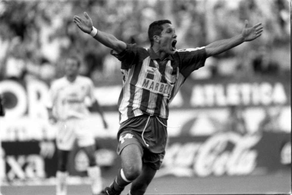 Diego Pablo Simeone es ya una leyenda del Atlético de Madrid. El equipo colchonero lo fichó en 1994 y en 1996, el 'Cholo' fue protagonista del histórico doblete (Liga y Copa del Rey). Marcó el gol ante el Albacete en la última jornada que sirvió para asegurarse el título liguero (en la foto). La siguiente Liga del Atlético lo tuvo también como actor principal, pero en el banquillo. Hoy es el entrenador rojiblanco más exitoso de la historia.