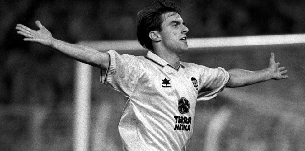 Claudio 'El Piojo' López celebra un gol con el Valencia. El delantero zurdo marcó 72 tantos en cuatro temporadas y se convirtió en un verdadero ídolo de la afición. Fue una pesadilla para el FC Barcelona, al que le anotó 12 dianas en 15 encuentros. Ganó una Copa del Rey, después de 19 años de sequía para el club che, una Supercopa de España y una Intertoto de la UEFA.