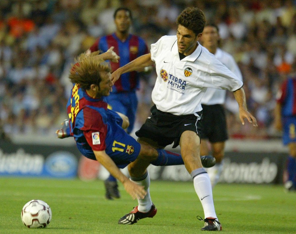 Mauricio Pellegrino fue el estandarte del Valencia. Disputó 214 partidos en cinco temporadas. Obtuvo dos títulos ligueros, una Supercopa de España, una Europa League y una Supercopa de Europa. Ese Valencia quedó a las puertas de la gloria en dos oportunidades, cuando cayó en las finales de la Champions en 2000 y en 2001. Como jugador, Pellegrino pasó también por el Barcelona y el Alavés. Como entrenador, dirigió al conjunto vasco y es actualmente el técnico del Leganés. En la foto, el defensa central argentino lucha por un balón con Gaizka Mendieta, en un encuentro liguero en 2003.