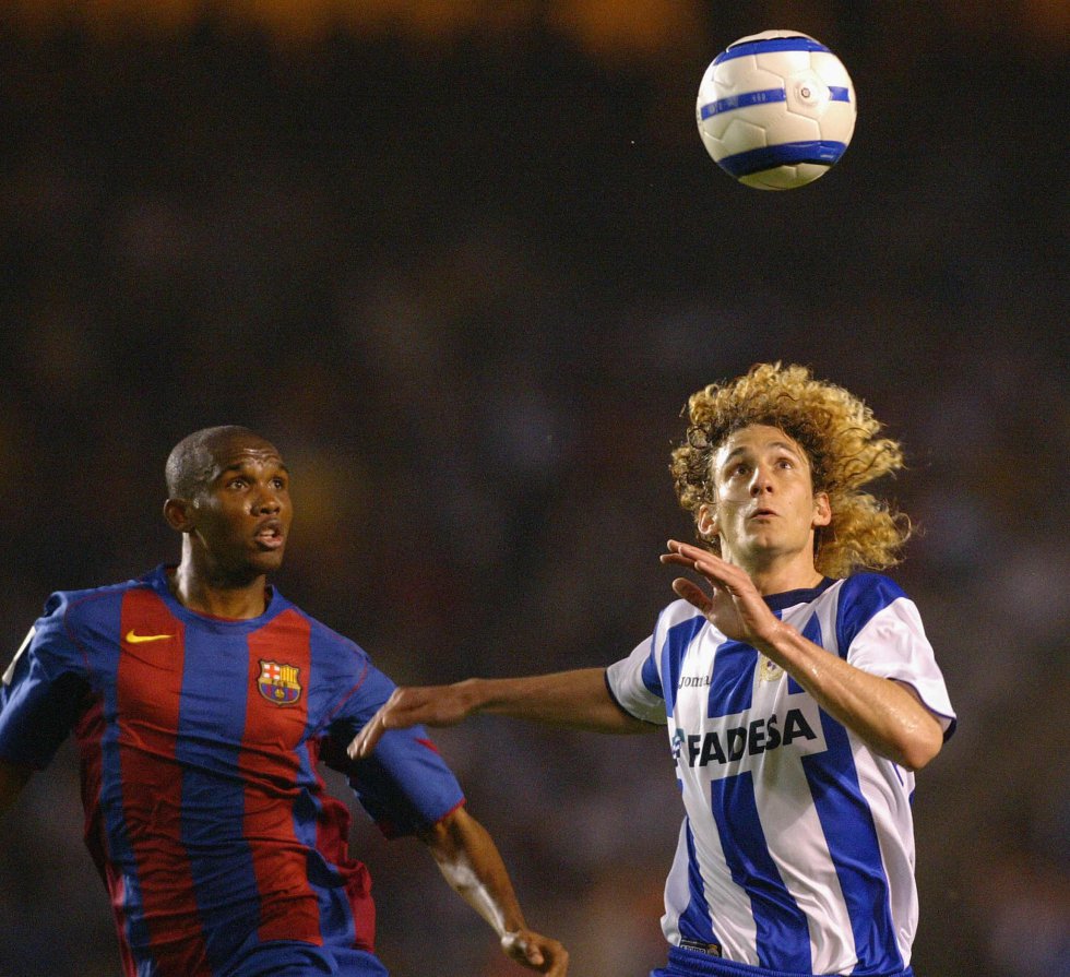 Fabricio Coloccini estuvo desde 2005 hasta 2008 en el Depor, donde disputó 117 partidos y marcó cuatro goles. En su última temporada jugó todos los minutos de los 38 encuentros. Jugó también en el Alavés, en el Atlético y en el Villarreal. En la foto, el defensa gana un duelo aéreo ante Samuel Eto'o en un partido de Liga en 2005.