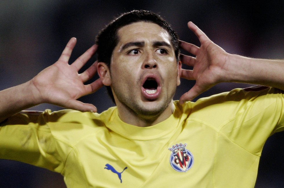 Juan Román Riquelme encontró su lugar en España en el Villarreal, tras pasar por el Barcelona. Fue el emblema de un equipo con el que el Villarreal apuntó a medirse con los grandes de España: Forlán, Pires, Senna, Sorín... Con su pisada mágica y sus pases milimétricos, llevó al Submarino Amarillo a su mejor temporada de la historia hasta entonces (tercer puesto en la 2004-2005) y a su primera Champions League. Aun como mediocentro es el tercer máximo goleador del club. En la imagen, Román celebra un gol con su famoso Topo Gigio en 2005.