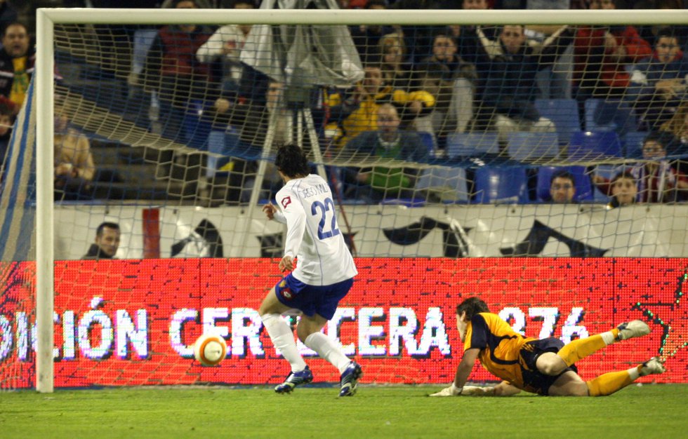 El delantero argentino se ganó un lugar en el corazón de la afición del Zaragoza y estuvo a punto de lograr el Pichichi en 2006. Se lo arrebató en la última jornada y por dos goles Ruud van Nistelrooy. Jugó 125 partidos y marcó 61 goles. En la foto, Diego Milito bate a Casillas en un partido de Liga ante el Real Madrid en la Romareda en 2006.