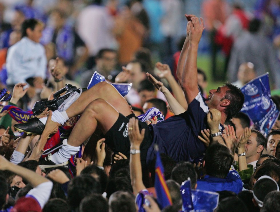 Roberto 'El Pato' Abbondazieri celebra con aficionados del Getafe en 2007. Esa plantilla logró la clasificación a la Europa League. En la temporada 2006-2007, con el equipo madriileño, 'El Pato' ganó el Trofeo Zamora al portero menos vencido de LaLiga, única vez de un galardón individual de esa índole en la historia del Getafe.