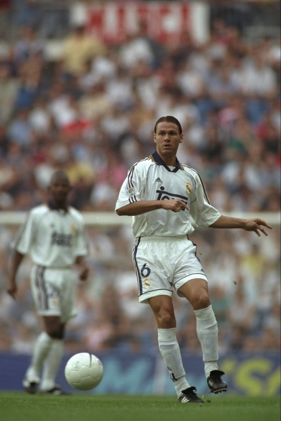 Las grandes actuaciones de Fernando Redondo a las órdenes de Valdano en el Tenerife le llevaron a firmar por el Real Madrid, cuando este tomó las riendas del equipo. Con el equipo blanco ganó dos veces la competición liguera (1994 y 1995) y otras dos la Champions League. De la octava blanca, la de la temporada 19992000, fue elegido mejor jugador. Tras su partido contra el Manchester United dijo de él sir Alex Ferguson: “¿Qué tiene ese hombre en el pie? ¿Un imán?”.