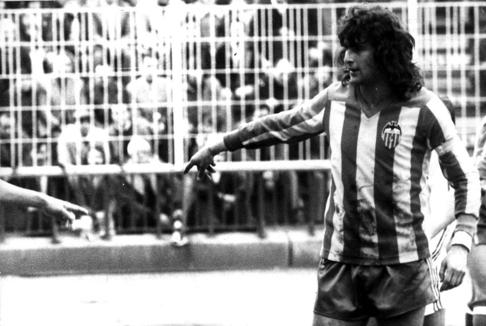 Mario Kempes, apodado ‘El Matador’, debutó en el Valencia, club del que probablemente sea la mayor figura histórica, fallando un penalti. Tenía 22 años. Luego vinieron dos 'pichichis', en la temporada 7677 y en la 7778, en la que además salió campeón del mundo con Argentina, siendo nombrado mejor jugador. Vistió la camiseta del Valencia durante 247 partidos en los que marcó 146 goles.