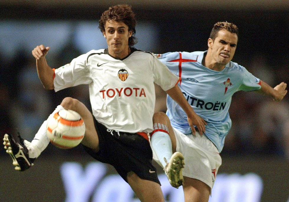 Aimar llegó a Valencia en 2001 y representó la figura del tradicional 'enganche' argentino. Su estilo caló muy pronto en la afición de Mestalla y logró liderar al equipo hacia el título liguero de 2002. Fue, de forma confesa, el ídolo al que trató de emular Messi. En 2004 consiguió otra Liga y una Europa League. Estuvo siete años en España, donde también jugó en el Zaragoza.