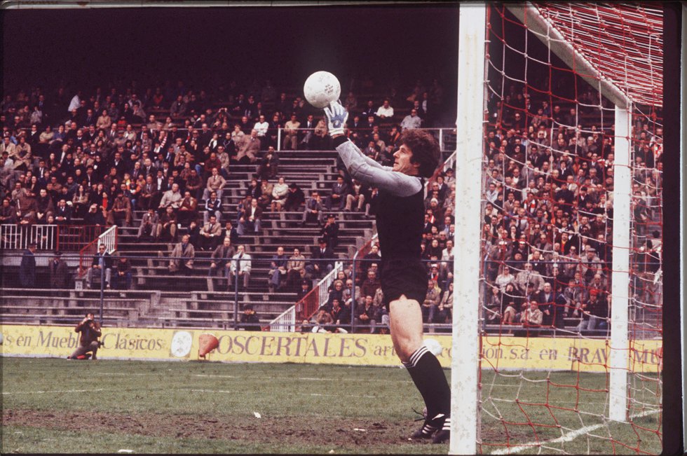 Un amistoso entre San Lorenzo de Almagro y la UD Salamanca cambió el destino de Jorge D'Alessandro. El portero argentno sobresalió en aquel encuentro y el club español decidió ficharle. Los menores de 26 no podían jugar fuera de Argentina en 1974, por una regla de la federación, pero el guardameta fue la excepción. Se convirtió en leyenda del equipo salmantino, donde disputó 334 partidos en nueve temporadas (siete consecutivas). Es todavía el jugador con más encuentros de la entidad. Como entrenador, pasó por todos lados: UD Salamanca B, Figueres, Real Betis, Atlético, Salamanca, Mérida, Elce, Rayo, Nástic y Huesca.