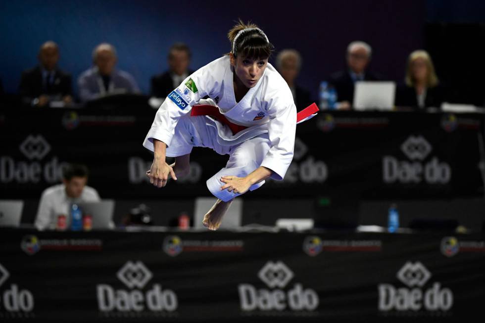 Llevaba cuatro años indiscutida en el número uno del 'ranking' del karate internacional. Cuando los árbitros levantaron las banderas para anunciar a la ganadora, a Sandra Sánchez, exhausta y emocionada, le costó unos segundos contar y tomar conciencia de que había más rojas alzadas, darse cuenta de que se había impuesto a su rival japonesa. En la final disputada en Madrid, Sánchez, a sus 37 años, se quitó la espinita y se llevó el oro. “Soy por fin campeona del mundo. No me lo creo”, decía antes de subir a por la medalla tanto tiempo deseada. “Voy a reventar de emoción”.