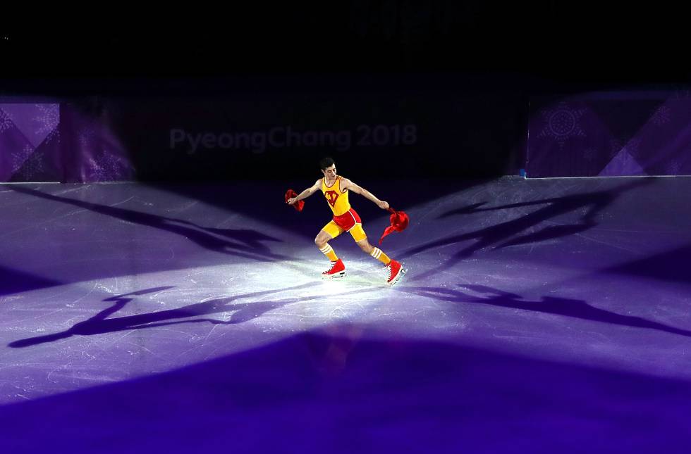 En España hay apenas 20 pistas de hielo y 500 fichas de deportistas federados. Y, aun así, el madrileño Javier Fernández ha ganado seis campeonatos europeos seguidos, dos mundiales (2015 y 2016) y, por fin este año, su primera medalla olímpica, en PyeongChang (Corea del Sur), un bronce que cuatro años atrás se le escapó por 1.18 puntos en Sochi. Tras lograrlo dijo sentir “alivio”. Ha decidido que el próximo europeo sea su última competición. “Con treinta años sería un abuelo en patinaje”.