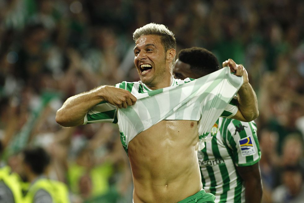 Tras un periplo de diez años fuera, en 2015 volvió a casa. Joaquín vuelve a capitanear un Betis que deslumbra fuera de fronteras españolas. A sus 37 años, es por delante de Iker Casillas el jugador que más partidos de LaLiga Santander ha disputado en el siglo XXI. Joaquín es, además, el cuarto máximo accionista del Betis y su rostro más visible, dada su telegenia y el éxito de sus chistes en las redes sociales. Es la sonrisa eterna del Betis.